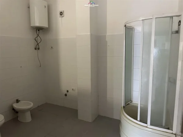 Tirane, jepet me qera apartament 2+1 Kati 3, 130 m² 350 € (fresku)
