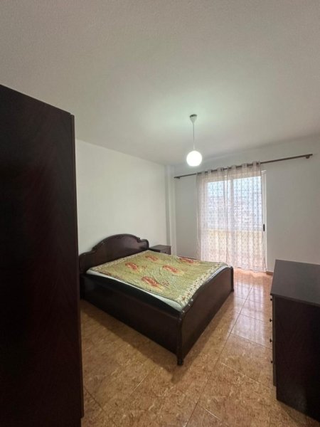 Tirane, jepet me qera apartament 2+1+Ballkon Kati 5, 90 m² 450 € (Ish Parku, Rr. Vace Zela)