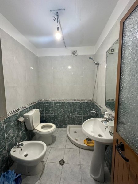 Tirane, jepet me qera apartament 2+1+Ballkon Kati 5, 90 m² 450 € (Ish Parku, Rr. Vace Zela)