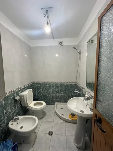 Tirane, jepet me qera apartament 2+1+Ballkon Kati 5, 90 m² 450 € (Ish Parku, Rr. Vace Zela)