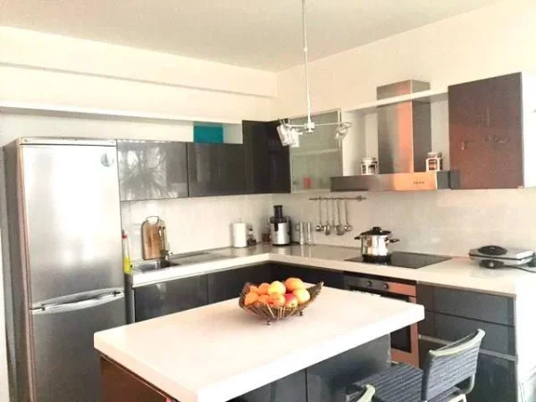 Tirane, jepet me qera apartament 3+1+2WC+Ballkon Kati 3, 145 m² 730 € (Rr. Reshit Petrela te ish Stac i Trenit)