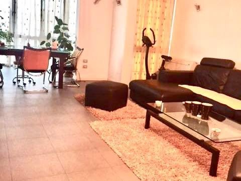 Tirane, jepet me qera apartament 3+1+2WC+Ballkon Kati 3, 145 m² 730 € (Rr. Reshit Petrela te ish Stac i Trenit)