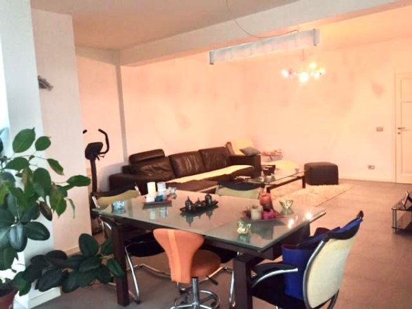 Tirane, jepet me qera apartament 3+1+2WC+Ballkon Kati 3, 145 m² 730 € (Rr. Reshit Petrela te ish Stac i Trenit)