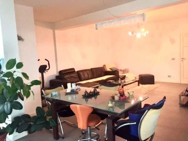 Tirane, jepet me qera apartament 3+1+2WC+Ballkon Kati 3, 145 m² 730 € (Rr. Reshit Petrela te ish Stac i Trenit)
