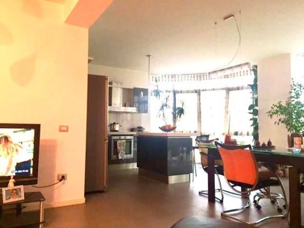 Tirane, jepet me qera apartament 3+1+2WC+Ballkon Kati 3, 145 m² 730 € (Rr. Reshit Petrela te ish Stac i Trenit)