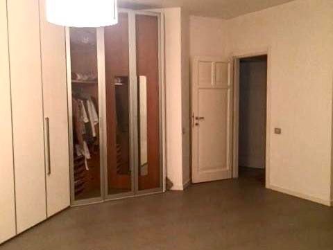 Tirane, jepet me qera apartament 3+1+2WC+Ballkon Kati 3, 145 m² 730 € (Rr. Reshit Petrela te ish Stac i Trenit)
