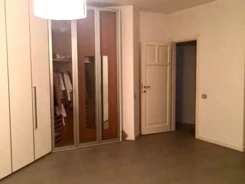 Tirane, jepet me qera apartament 3+1+2WC+Ballkon Kati 3, 145 m² 730 € (Rr. Reshit Petrela te ish Stac i Trenit)