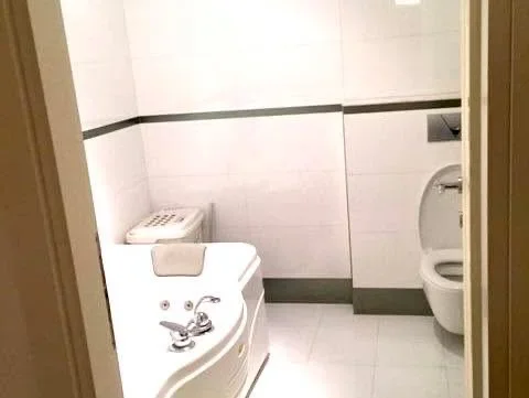Tirane, jepet me qera apartament 3+1+2WC+Ballkon Kati 3, 145 m² 730 € (Rr. Reshit Petrela te ish Stac i Trenit)