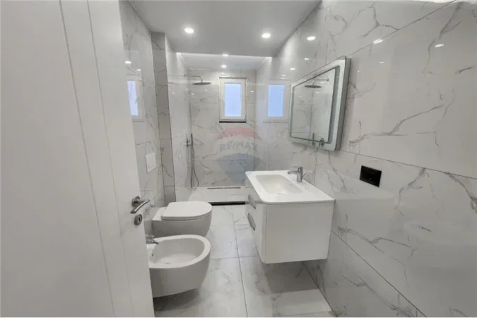 Tirane, jepet me qera apartament 3+1 Kati 2, 140 m² 850 € (Rruga Pjeter Budi)