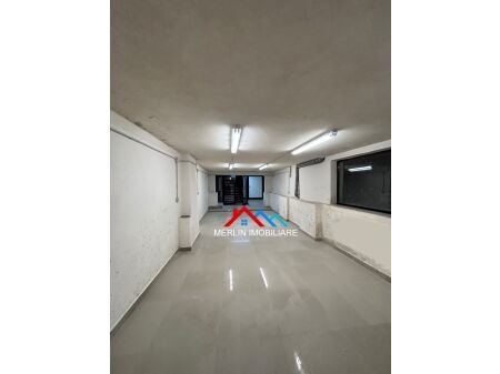 Tirane, jepet me qera ambjent biznesi Kati -1, 179 m² 800 € (Rruga Karl Gega)