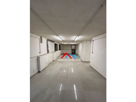 Tirane, jepet me qera ambjent biznesi Kati -1, 179 m² 800 € (Rruga Karl Gega)