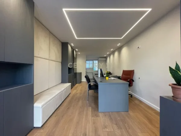 Tirane, jepet me qera ambjent biznesi Kati 0, 35 m² 600 € (BULEVARDI BAJRAM CURRI)