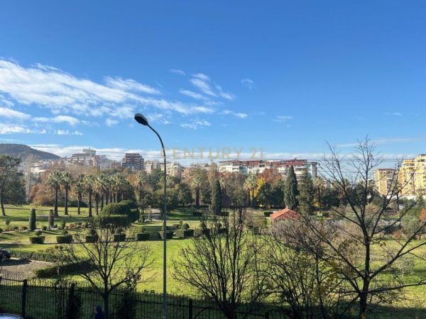 Tirane, jepet me qera apartament 2+1+Aneks+Ballkon Kati 1, 120 m² 800 € (Kopshti Botanik Tirana, Albania)