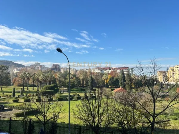 Tirane, jepet me qera apartament 2+1+Aneks+Ballkon Kati 1, 120 m² 800 € (Kopshti Botanik Tirana, Albania)