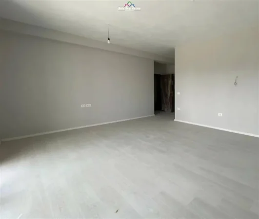 Tirane, jepet me qera zyre Kati 1, 104 m² 500 € (fusha e aviacionit)