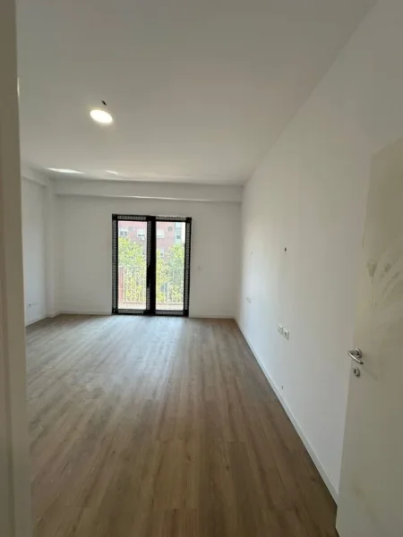 Tirane, jepet me qera ambjent biznesi Kati 3, 343 m² 4.000 € (Rruga Kavajes)