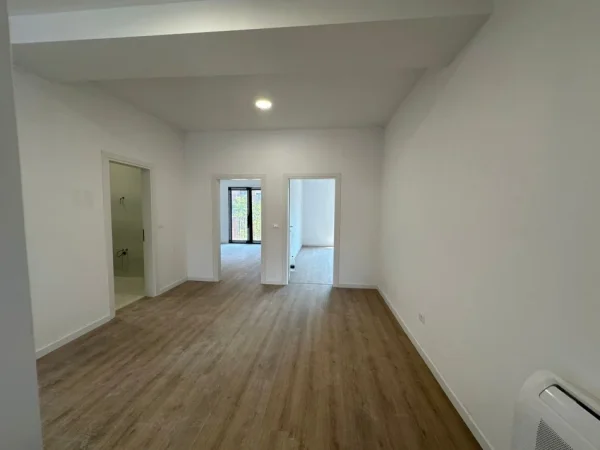 Tirane, jepet me qera ambjent biznesi Kati 3, 343 m² 4.000 € (Rruga Kavajes)