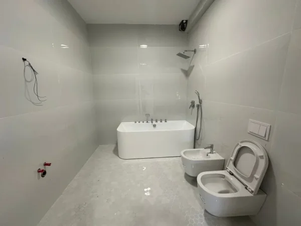 Tirane, jepet me qera ambjent biznesi Kati 3, 343 m² 4.000 € (Rruga Kavajes)