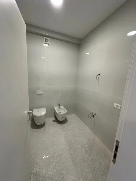 Tirane, jepet me qera ambjent biznesi Kati 3, 343 m² 4.000 € (Rruga Kavajes)