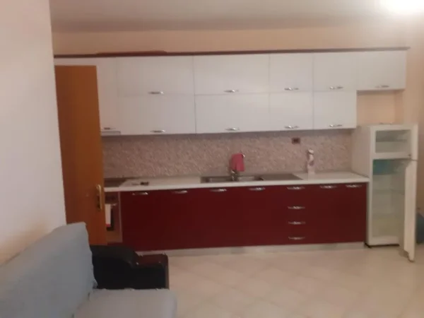 Durres, jepet me qera apartament 1+1+Ballkon Kati 8, 72 m² 350 € (Rrota e Kuqe)