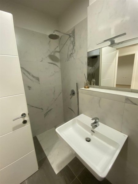 Tirane, jepet me qera apartament 2+1+Ballkon Kati 4, 100 m² 1.000 € (Rruga e Kosovareve)