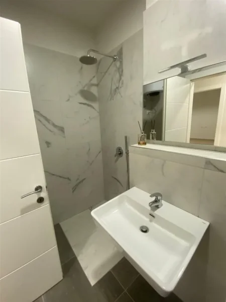 Tirane, jepet me qera apartament 2+1+Ballkon Kati 4, 100 m² 1.000 € (Rruga e Kosovareve)