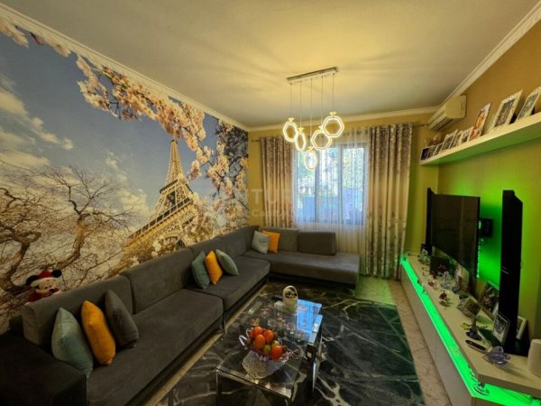 Tirane, jepet me qera Vile 2 Katshe Kati 2, 372 m² 1.700 € (LAPRAKË)