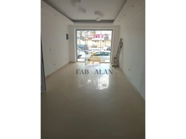 Tirane, jepet me qera dyqan Kati 0, 50 m² 350 € (Kinostudio)