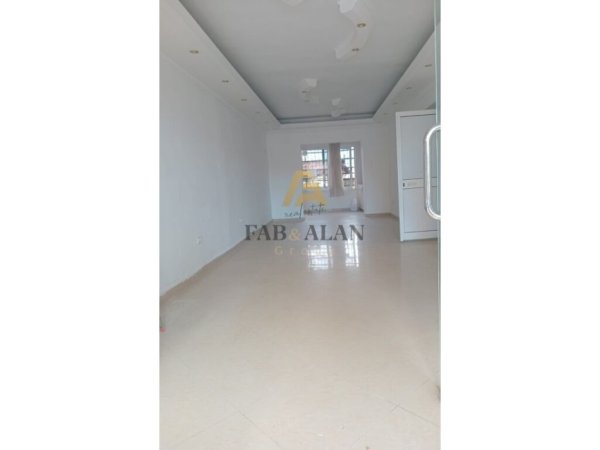 Tirane, jepet me qera dyqan Kati 0, 50 m² 350 € (Kinostudio)