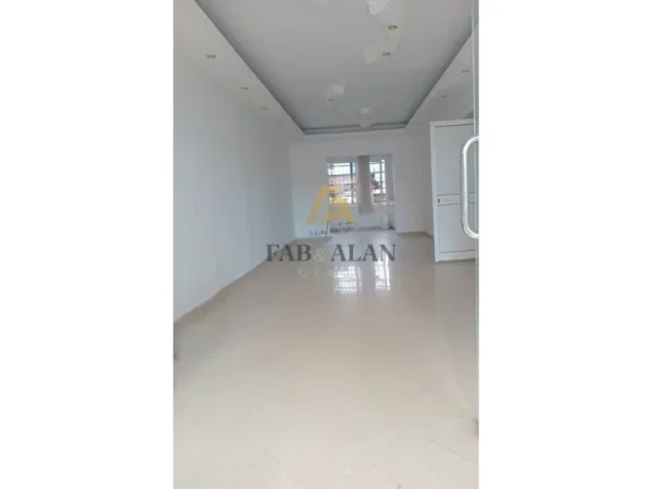 Tirane, jepet me qera dyqan Kati 0, 50 m² 350 € (Kinostudio)