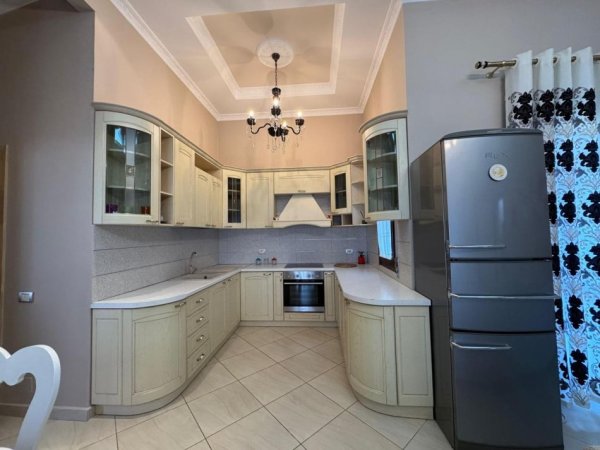 Tirane, jepet me qera apartament 2+1+Ballkon Kati 5, 200 m² 800 € (kopshti botanik)