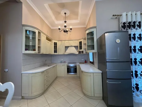Tirane, jepet me qera apartament 2+1+Ballkon Kati 5, 200 m² 800 € (kopshti botanik)