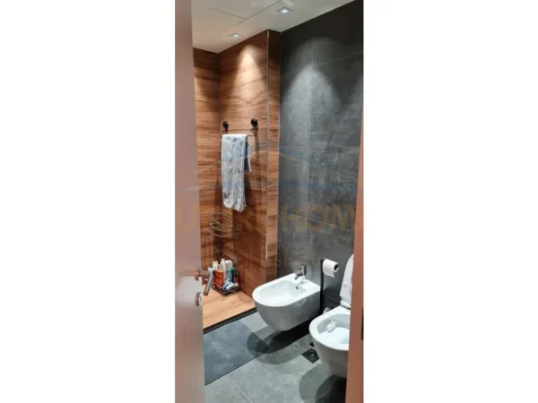 Tirane, jepet me qera apartament 2+1+Ballkon Kati 8, 98 m² 850 € (21 dhjetor)