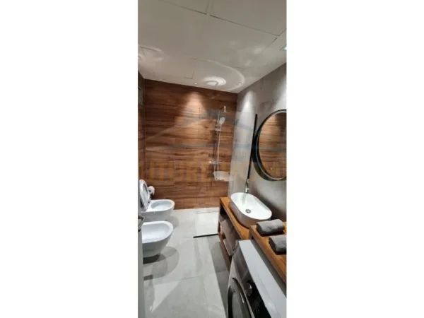 Tirane, jepet me qera apartament 2+1+Ballkon Kati 8, 98 m² 850 € (21 dhjetor)