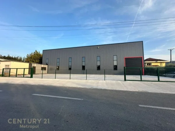 Tirane, jepet me qera ambjent biznesi , 1.000 m² 2.500 € (VORE-MARIKAJ)