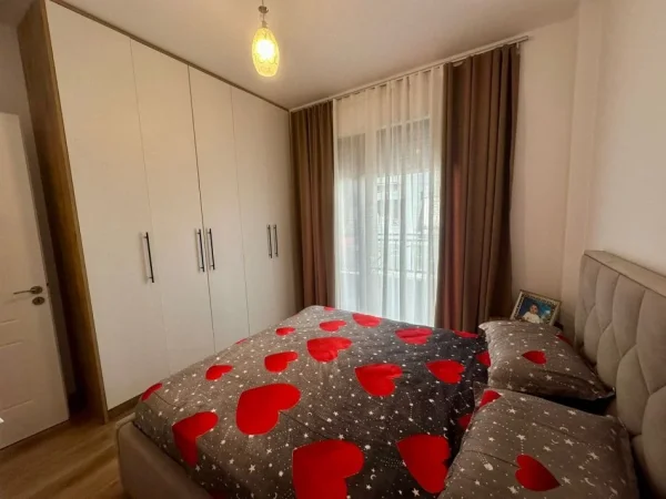 Tirane, jepet me qera apartament 1+1+Aneks+Ballkon Kati 1, 65 m² 450 € (Kinostudio)