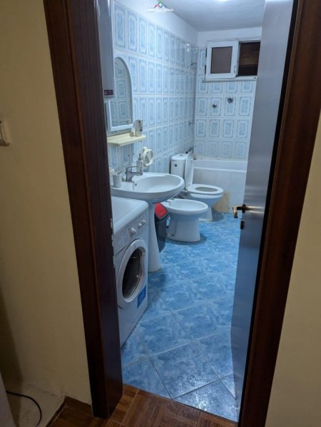 Tirane, jepet me qera apartament 2+1 Kati 3, 80 m² 650 € (qender)