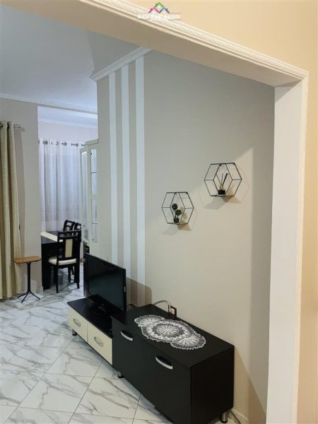 Tirane, jepet me qera Vile 2+1 Kati 2, 80 m² 400 € (sauk)