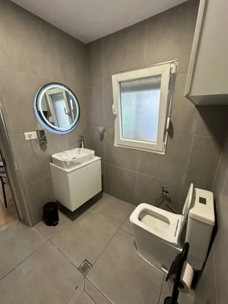 Tirane, jepet me qera apartament 1+1 Kati 1, 40 m² 400 € (Vilat Gjermane)