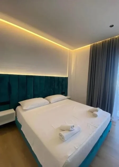 Jepet me qera hotel ne Ksamil buze rruges kryesore , me bar-kafe ,parkim  1.000 m²