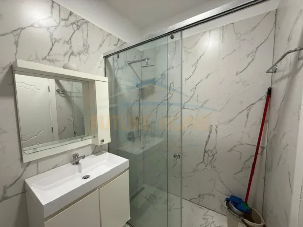 Tirane, jepet me qera apartament 2+1+Ballkon Kati 5, 80 m² 700 € (Komuna e parisit)