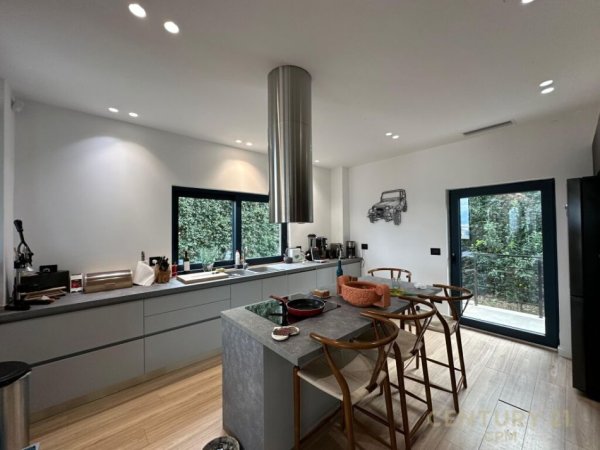 Tirane, jap me qera Vile , 970 m² 6.500 € (Liqeni i Thatë)