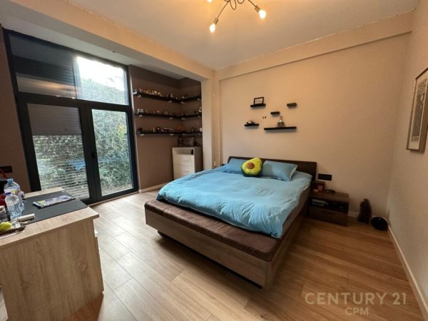 Tirane, jap me qera Vile , 970 m² 6.500 € (Liqeni i Thatë)