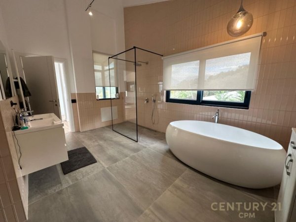 Tirane, jap me qera Vile , 970 m² 6.500 € (Liqeni i Thatë)