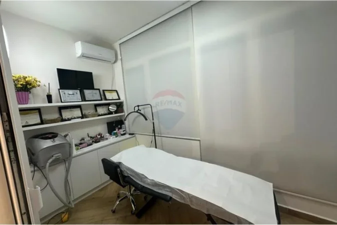 Tirane, shitet apartament Kati 1, 77 m² 212.000 € (Shitet njesi biznesi tek Komuna e Parisit)