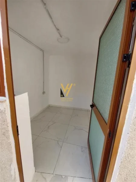 Tirane, jepet me qera magazine Kati 0, 550 m² 1.500 € (RRUGA E ARBERIT)