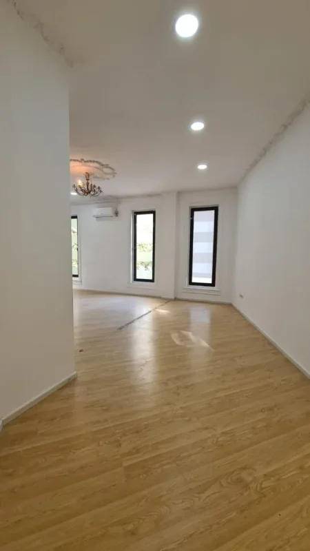 Tirane, jepet me qera ambjent biznesi Kati 1, 80 m² 1.500 € (Torre drin)