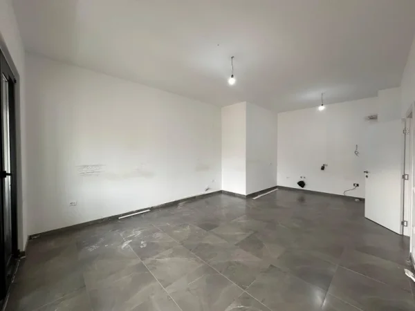 Tirane, jepet me qera ambjent biznesi Kati 9, 123 m² 800 € (Square 21)