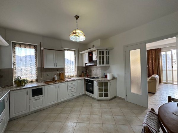 Tirane, jepet me qera apartament 2+1+Aneks+Ballkon Kati 10, 140 m² 750 € (Rruga e Barrikadave)