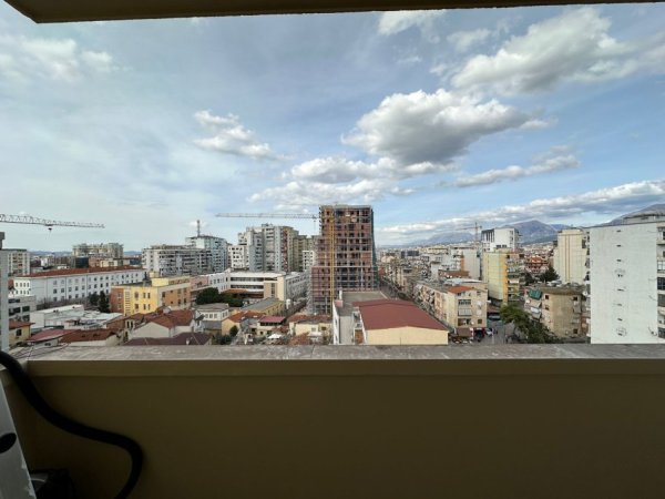 Tirane, jepet me qera apartament 2+1+Aneks+Ballkon Kati 10, 140 m² 750 € (Rruga e Barrikadave)